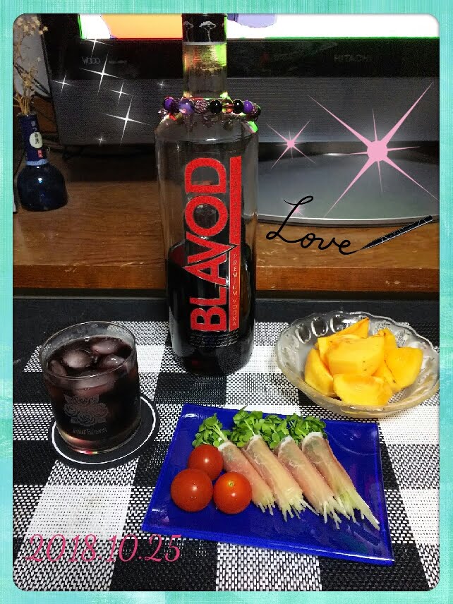 bluemoon_party's tweet photo. 今夜のCocktail Time🍸
久しぶりの投稿💦
近所のスーパーで買ってきた柿が、メチャメチャ美味しい~💕
#Cocktail Time
#BLAVOD BLACK VODKA
#ミニトマト
#かいわれ大根の生ハム巻き
#種なし柿 https://t.co/Ocjq1qAdEQ