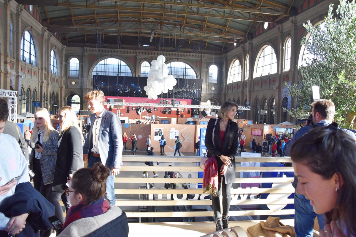 Heiko_Emh's tweet photo. . #SwissDigitalDay mit Erlebnisturm, #AugmentedReal etc. im #zürich #hauptbahnhof: https://t.co/pgKnVBqVT1 #sbbimmobilien https://t.co/9XdS7KijWH