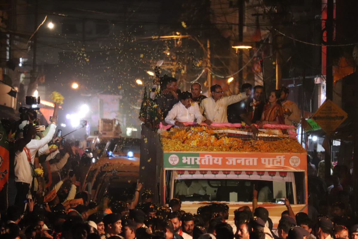 AbharYatra's tweet image. #JanAshirwadYatra के स्वागत के उत्साह और श्री @ChouhanShivraj को आशीर्वाद प्रदान करने उमड़े हजारों नागरिकों की उपस्थिति से बेलबाग में दीपावली पूर्व ही उत्सव का माहौल है।