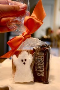 leesieyeon's tweet photo. The gifts!

1. I know you were too busy practicing in the dungeon so I saved some for you, official pc from my concert. Yes, I know. I love u too.

2. Boo! Halloween is near, sweet halloween, bubu!

3. Wolfie is singni. Hug this wolf plush when you sleep w/o sya's knowing.

4.💕 https://t.co/fgnfjxxsh6
