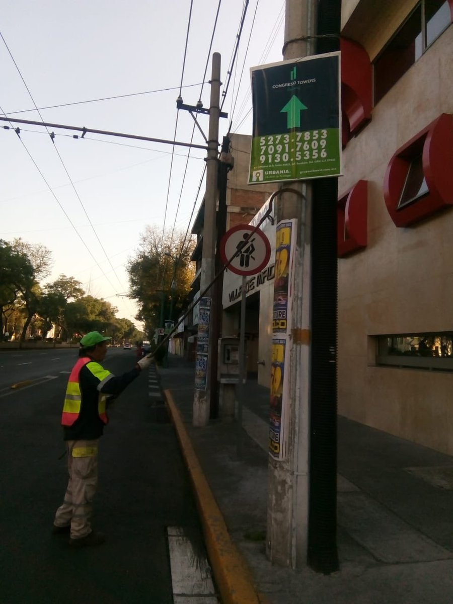 #FelizJueves ☀️ | Realizamos trabajos de barrido manual y retiro de propaganda 🌾🍂 en Calzada de Guadalupe, de Circuito Interior a Paseo de Zumárraga 👷🏻‍♂️👷🏻‍♀️ #Infórmate ⚠️ (2/2)