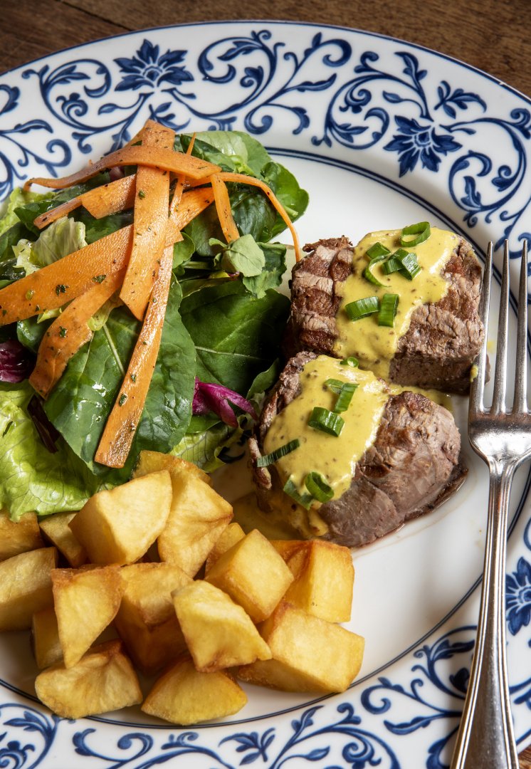 mercearia_conde's tweet photo. Nosso medalhão com molho de mostarda Dijon vem acompanhado de batatas francesas e salada temperada pela Cida. Hummm
#merceariadoconde #arteegastronomia #jardimpaulistano #restaurantessp 
📸 @romulofialdini https://t.co/560W3snx7r