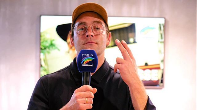 „Alles ist jetzt“ - zweieinhalb Jahre hat <a href="/axelbosse/">Axel Bosse</a> an diesem Album gearbeitet und gefeilt. Jetzt ist es schon Platz 1 in den Charts! Bei @dieschoenbergerin im Interview hat er aber nicht nur über sein neues Album geplaudert, sondern auch erzählt wie so… ift.tt/2OP9lgw