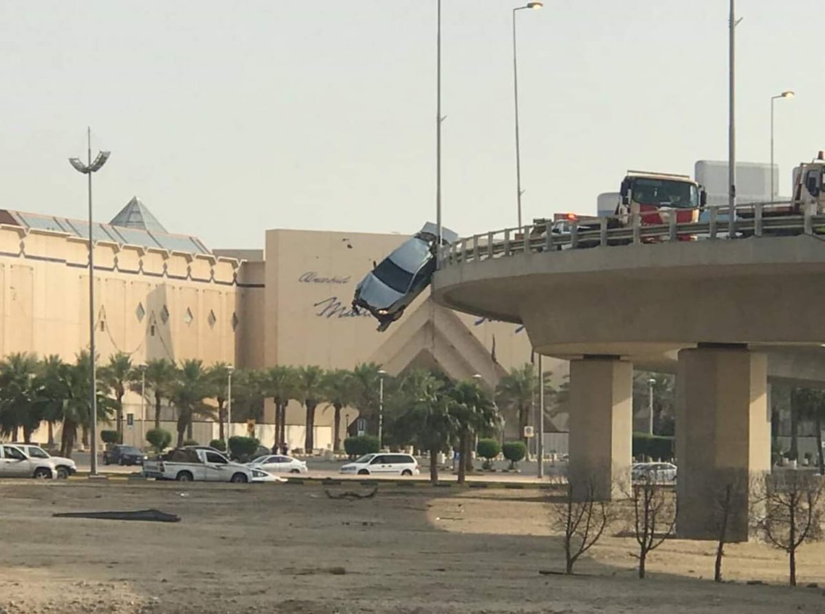 الانشغال بغير الطريق كان المسبب الرئيسي لهذا الحادث، نرجو الابتعاد عن استخدام الجوال أثناء القيادة، ونتمنى لكم السلامة دائمًا

#المرور_السعودي