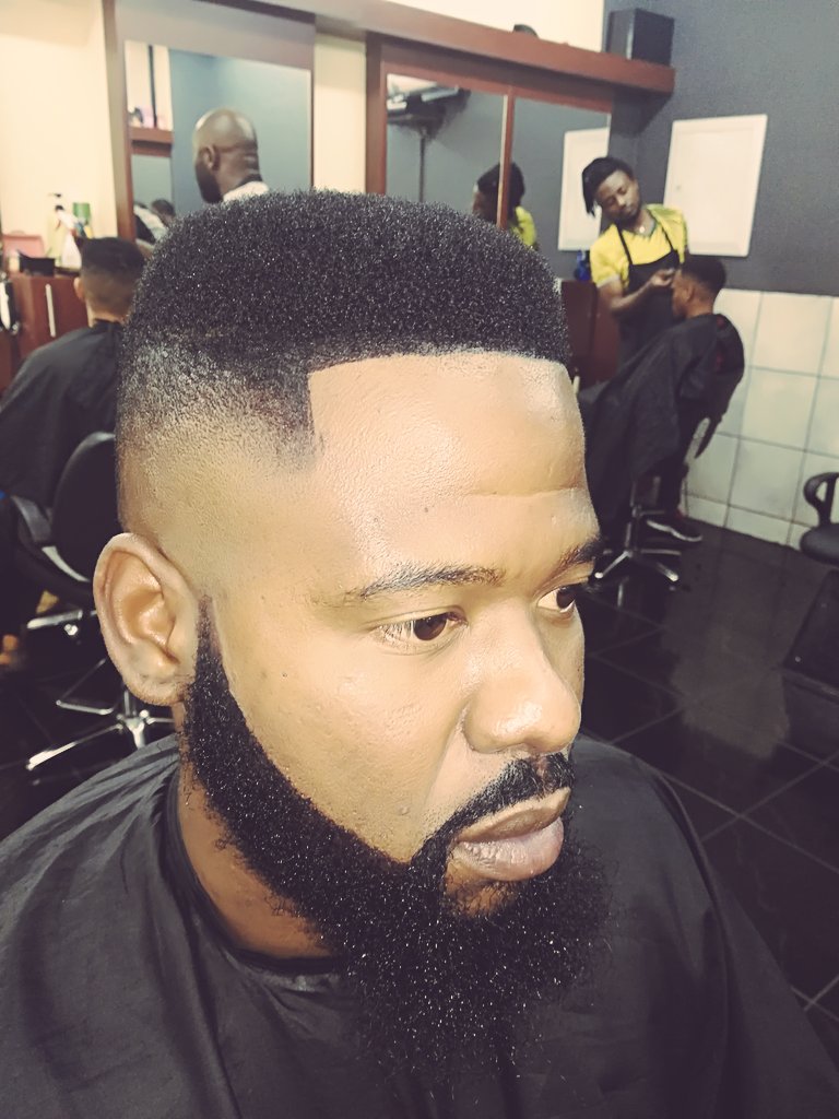 RiotHond's tweet photo. #WhenYaBarberLuvYa 💈

Look if my wife tells me I'm cute when I get home I might take her out for dinner I'm dressed snazzy anyway #MohawkSeason 👶 #MrKleanAndBuff 💪 #BuffDudezWithBeards 🎅 #SexyChoco 😘 https://t.co/HFKz8pgKna