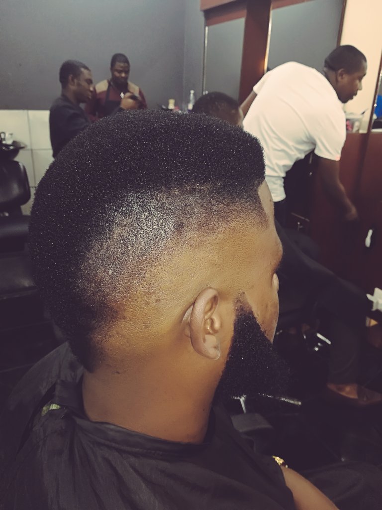 RiotHond's tweet photo. #WhenYaBarberLuvYa 💈

Look if my wife tells me I'm cute when I get home I might take her out for dinner I'm dressed snazzy anyway #MohawkSeason 👶 #MrKleanAndBuff 💪 #BuffDudezWithBeards 🎅 #SexyChoco 😘 https://t.co/HFKz8pgKna