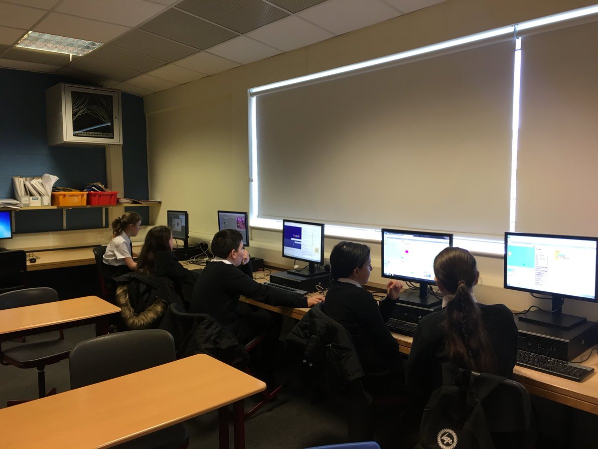 rosshall_BECS's tweet image. One of our S2 pupils volunteering to take his own coding club at lunchtime on Thursdays to showcase his skills and teach some of our S1s coding #leadershipskills #codingclub #computingscience #lunchtimeclubs