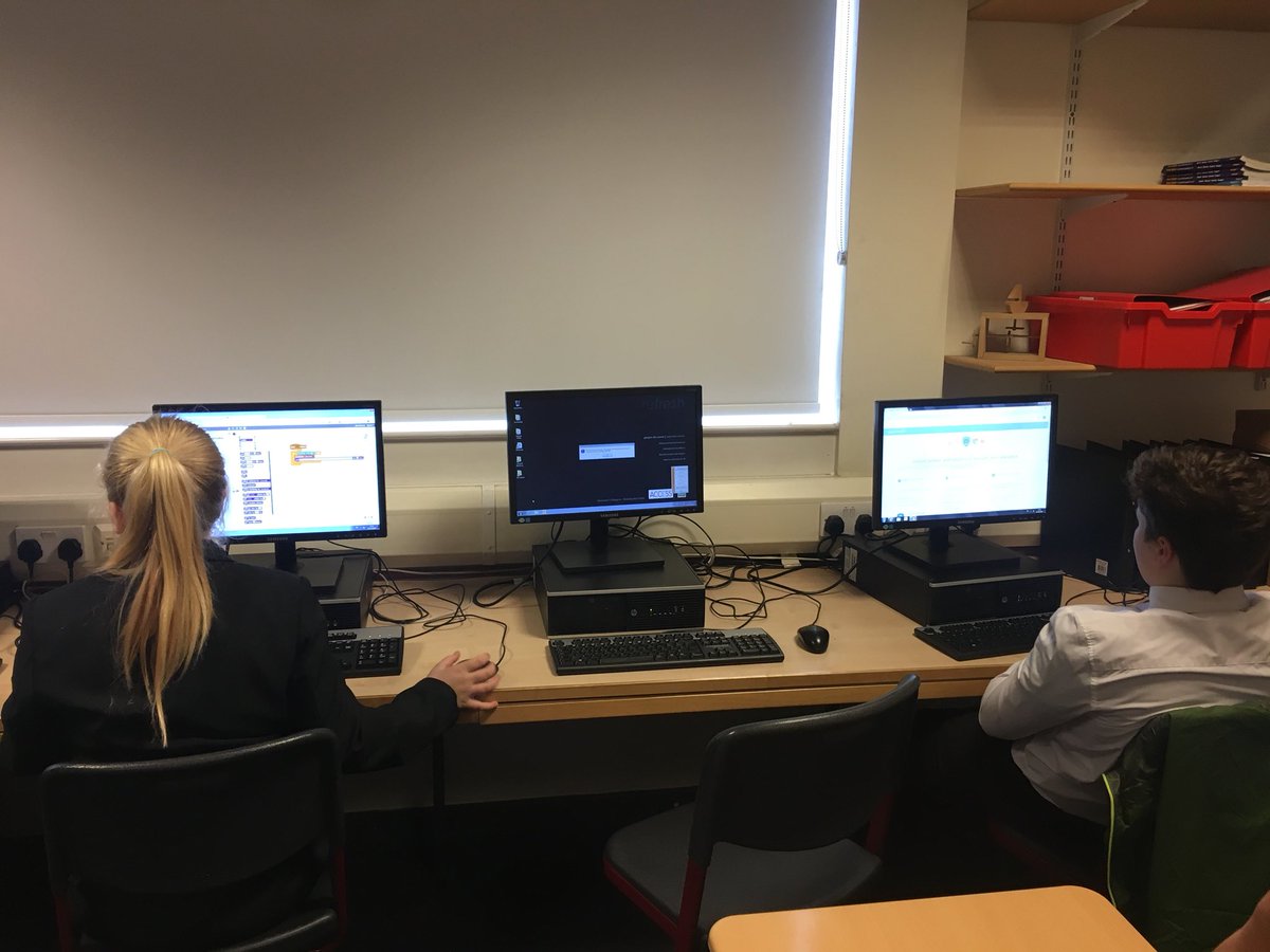 rosshall_BECS's tweet image. One of our S2 pupils volunteering to take his own coding club at lunchtime on Thursdays to showcase his skills and teach some of our S1s coding #leadershipskills #codingclub #computingscience #lunchtimeclubs
