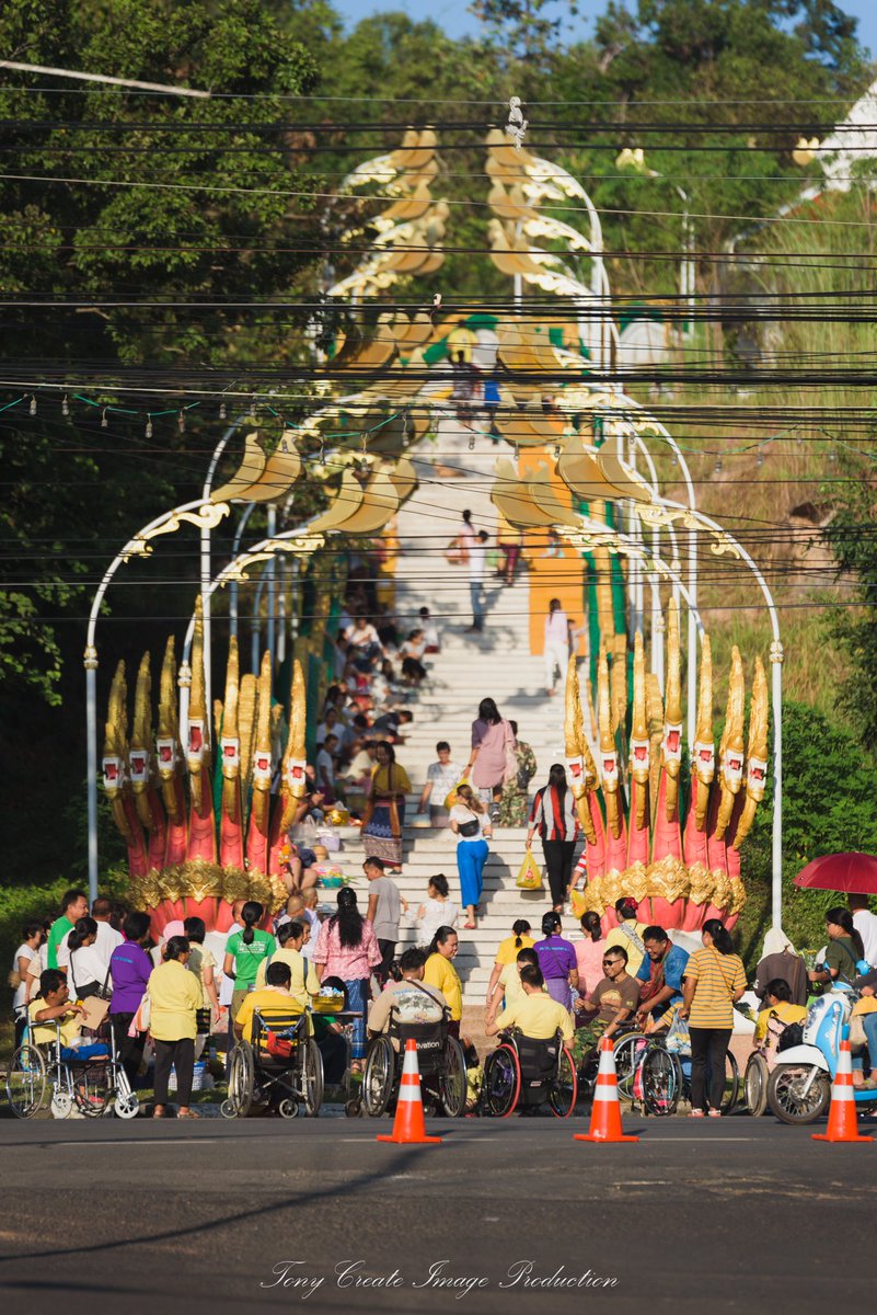 T_Photographer8's tweet photo. ประเพณีตักบาตรเทโวโรหณะ บริเวณบันไดพญานาค หรือบันไดสวรรค์ ที่อำเภอโขงเจียม

#รีวิวอีสาน #Ubon #อุบลราชธานี #โขงเจียม #เที่ยวไทย #ออกพรรณา https://t.co/J3HpU0YcZK
