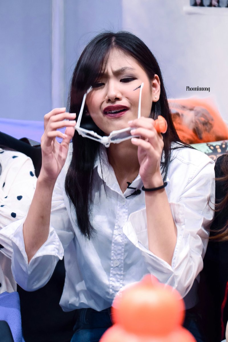 fyrstiese's tweet photo. ดูท่าใส่แว่นซะก่อน 55555555 😂 #GygeeBNK48 #BNK48 https://t.co/S26ba5HkET