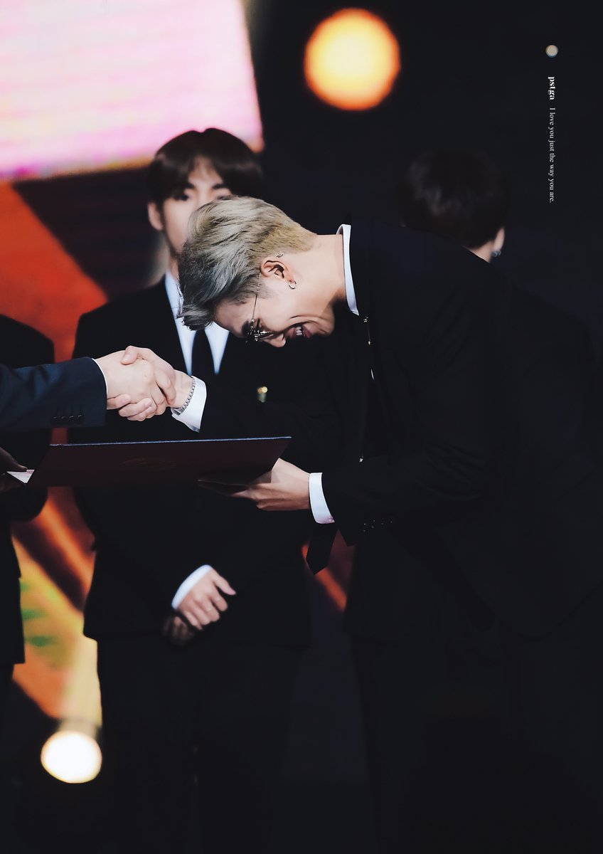 RM_PSTGA's tweet photo. 181024 #김남준 #RM @BTS_twt
ㅤ
Eveyday i pray
And everyday i stay https://t.co/I0lCyBG2IX