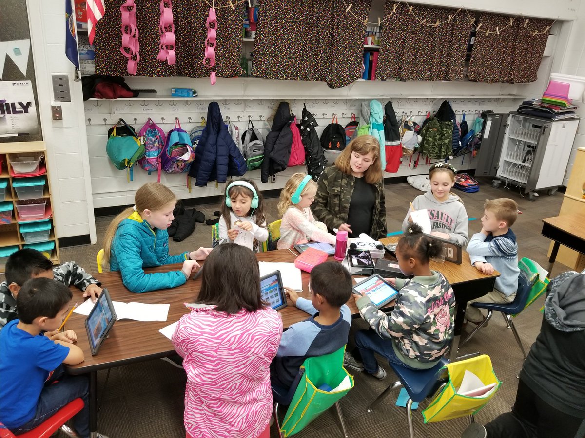 Deweerd_Amanda's tweet photo. Helping our Kinderbuddies learn about creepy crawlies. 🐜🐞🕷🦂🦋 #StudentLeaders #6thGrade @ms_lair https://t.co/gQkQ094rNy