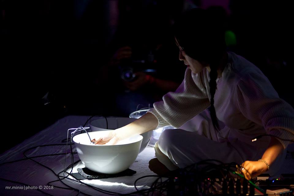 agendarockcuneo's tweet photo. Il festival "#Encode" dopo 15 edizioni alla ex-Bertello trasloca al #Filatoio di Caraglio e ci stupisce con la performance magica della giapponese #TomokoSauvage. https://t.co/fEEJvxfaDE https://t.co/iyLL2nqhSP