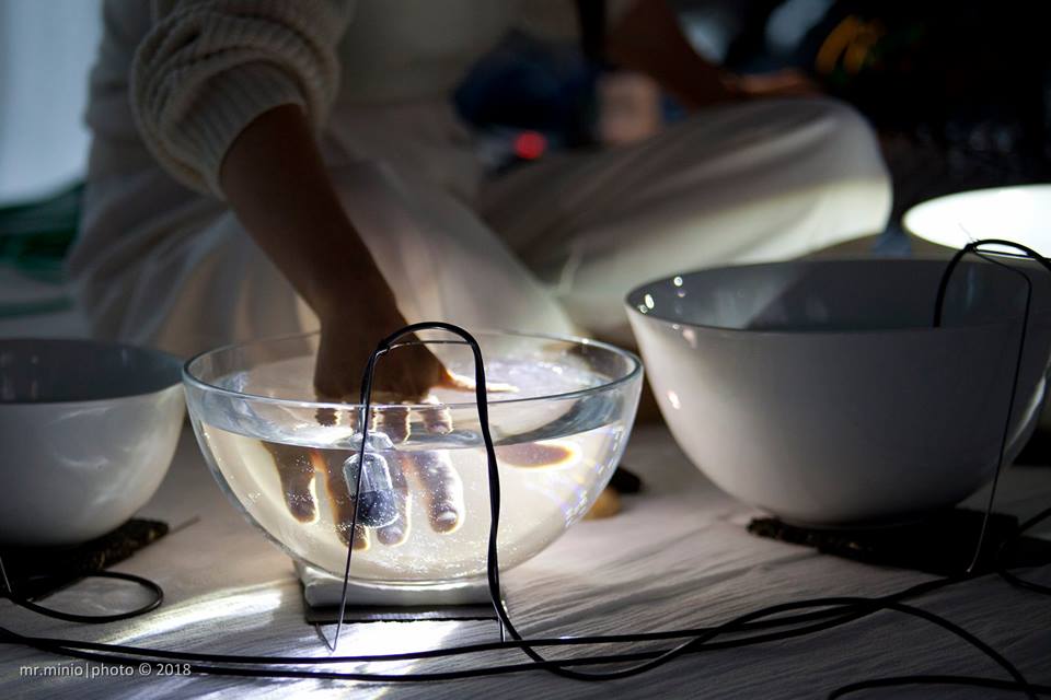 agendarockcuneo's tweet photo. Il festival "#Encode" dopo 15 edizioni alla ex-Bertello trasloca al #Filatoio di Caraglio e ci stupisce con la performance magica della giapponese #TomokoSauvage. https://t.co/fEEJvxfaDE https://t.co/iyLL2nqhSP