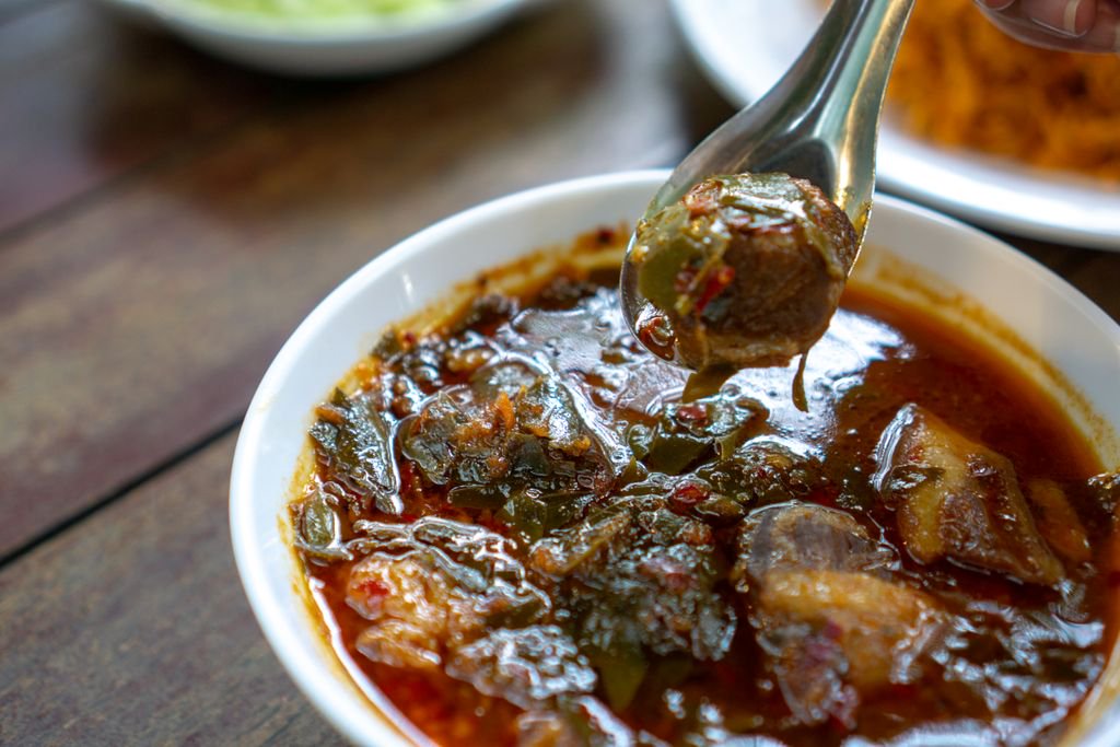 LocalTableTH's tweet photo. Taste this dish on the #LocalTableTH while learning the history of Chanthaburi with Khun Pornthip right here https://t.co/4Ye43kEs5J. Moo Chamuang, or Pork Curry with Cowa Leaves is their unique local curry which you can't miss.

#AmazingThailand #OpentotheNewShades #TakeMeTour https://t.co/bYf2TDTKCF