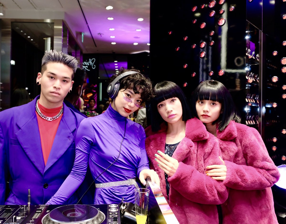 FEMM____'s tweet photo. Shiny Pretty Things⭐️✨
👭with MAC dancerz💚💜
and lovely @Unakinoco + @supercupmatcha 🎧🎶
🎅🎄🎂🎁🍷🍗
H-B
🙏💄@MACcosmetics 
👚👗@volcomwomens 

#MAC #MACクリスマスコフレ #ShinyPrettyThings https://t.co/P2lXIYNl0y