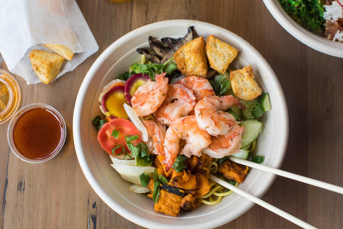 девушка и морепродукты. человек ест морепродукты. употребление пищи. тарелка с морепродуктами. блюда из морепродуктов в канаде.