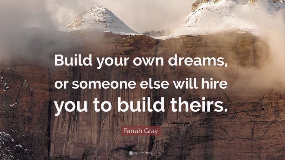 CaptainBurpee's tweet image. Farrah Gray: 
"Persigue tus sueños o alguien te pagará para que persigas los suyos."
➖
"Construisez vos propres rêves, ou quelqu'un d'autre vous embauchera pour construire les siens."