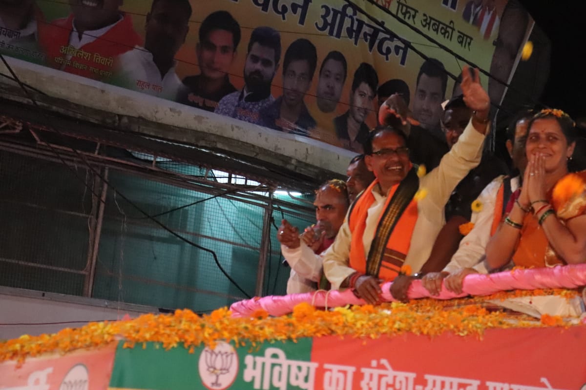 AbharYatra's tweet image. समृद्ध मध्य प्रदेश के निर्माण के लिए संकल्पित जबलपुर के रानीताल ने तो आज ही छोटी दीपावली मना ली, जब आशीर्वाद प्राप्त करने श्री @ChouhanShivraj वहां आए और #JanAshirwadYatra का यहां भव्य स्वागत हुआ। भव्य स्वागत के लिए पूरे क्षेत्र को दुल्हन की तरह सजाया गया है।