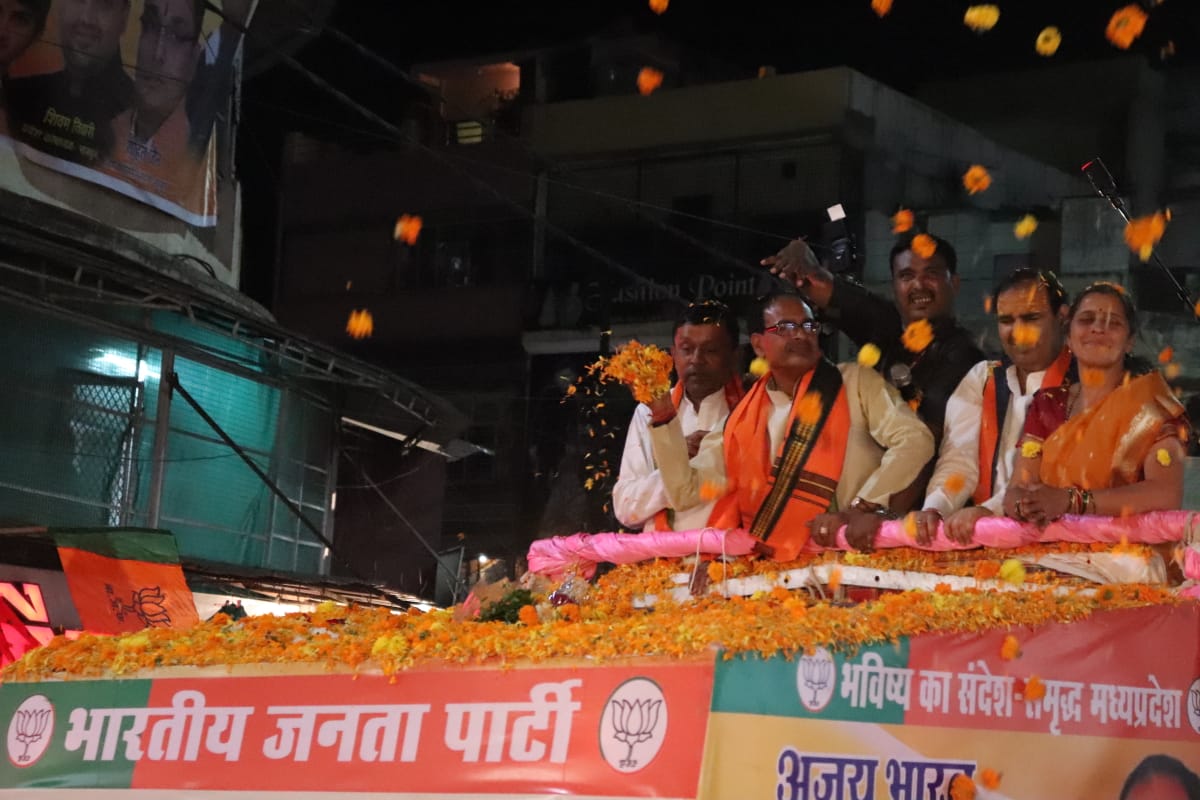 AbharYatra's tweet image. समृद्ध मध्य प्रदेश के निर्माण के लिए संकल्पित जबलपुर के रानीताल ने तो आज ही छोटी दीपावली मना ली, जब आशीर्वाद प्राप्त करने श्री @ChouhanShivraj वहां आए और #JanAshirwadYatra का यहां भव्य स्वागत हुआ। भव्य स्वागत के लिए पूरे क्षेत्र को दुल्हन की तरह सजाया गया है।