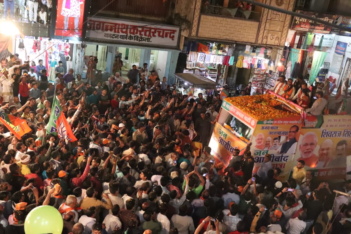 AbharYatra's tweet image. समृद्ध मध्य प्रदेश के निर्माण के लिए संकल्पित जबलपुर के रानीताल ने तो आज ही छोटी दीपावली मना ली, जब आशीर्वाद प्राप्त करने श्री @ChouhanShivraj वहां आए और #JanAshirwadYatra का यहां भव्य स्वागत हुआ। भव्य स्वागत के लिए पूरे क्षेत्र को दुल्हन की तरह सजाया गया है।