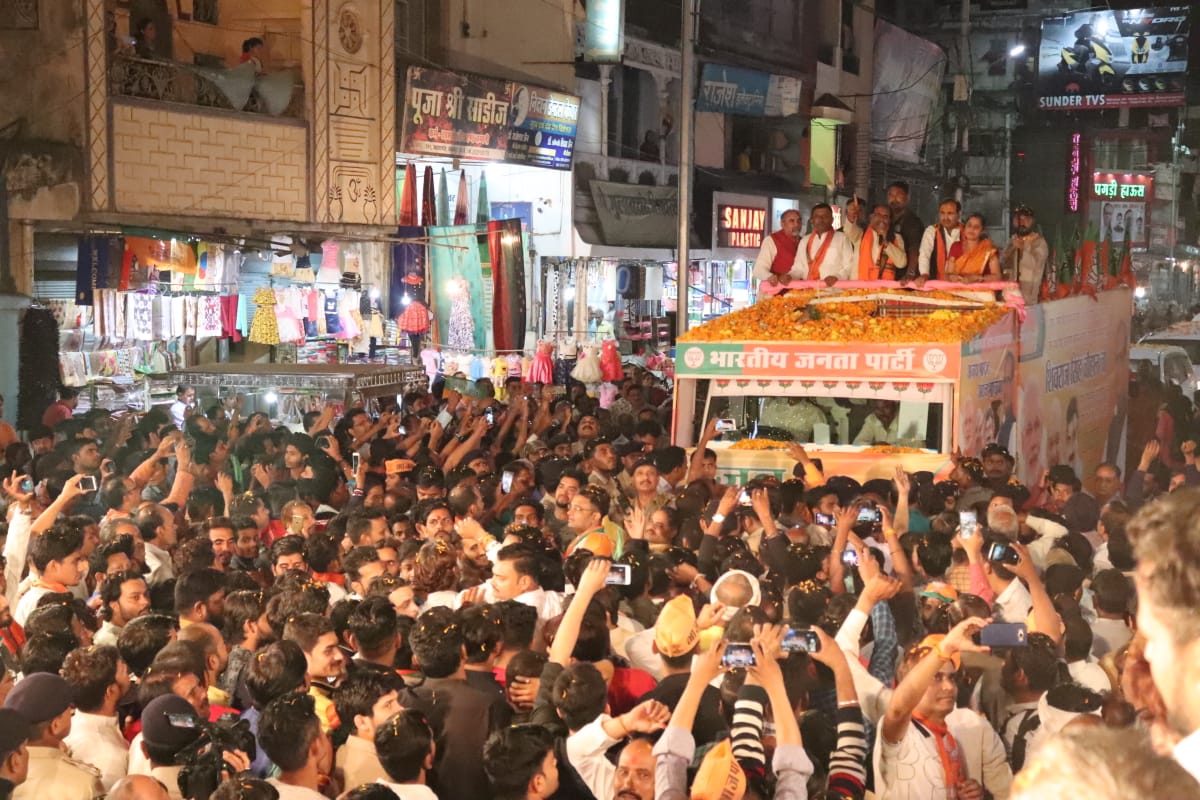 AbharYatra's tweet image. समृद्ध मध्य प्रदेश के निर्माण के लिए संकल्पित जबलपुर के रानीताल ने तो आज ही छोटी दीपावली मना ली, जब आशीर्वाद प्राप्त करने श्री @ChouhanShivraj वहां आए और #JanAshirwadYatra का यहां भव्य स्वागत हुआ। भव्य स्वागत के लिए पूरे क्षेत्र को दुल्हन की तरह सजाया गया है।