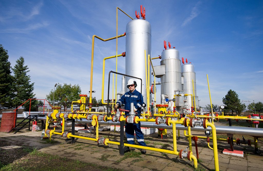 PADCEDnews's tweet photo. Discover how #Natgas powers our economy as fuel via heat and electricity π, transportation π, and downstream manufacturing of plastics and chemicals βοΈ: https://t.co/7luYKtwQuy #EnergyinPA https://t.co/yEiin2DAdz