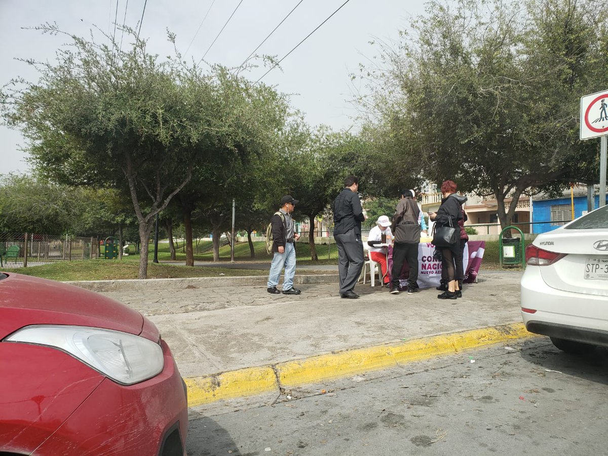 Barroba's tweet photo. Fui a "votar". 4 Preocupaciones:
4) Me basé en lo que conozco, finanzas. Al menos fue pensado.
3) Las ubicaciones de las urnas preocupan.
2) Apuntan el número de credencial en su cel. ElNorte reporta que se puede dobletear.
1) Que el pelado que te da la boleta ve por qué votas. https://t.co/AR11Yy5HdP