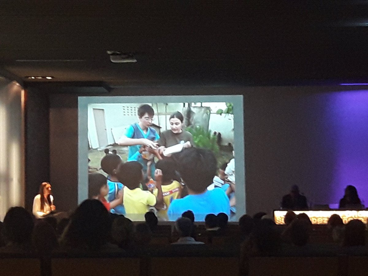 sergiogvicente's tweet photo. El esfuerzo de estudiantes de #Medicina #MartadelaAsunción @uchceu en #Filipinas con #Medipinas en #COOPICOMV18 @coopera_icomv @IICOMV !! https://t.co/jNWR08J7Om