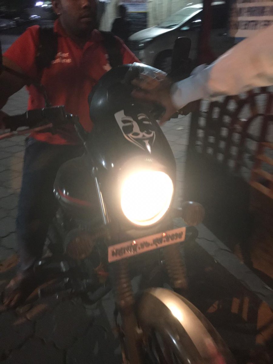 theearlykate's tweet photo. Yet another @Zomato guy on the wrong side of the road, without a helmet! @RoadsOfMumbai @mtptraffic @ndtv #SaferRoadsatOrlem #motorcycle #saferoads #footpathmyfoot https://t.co/M13xoDeTXb