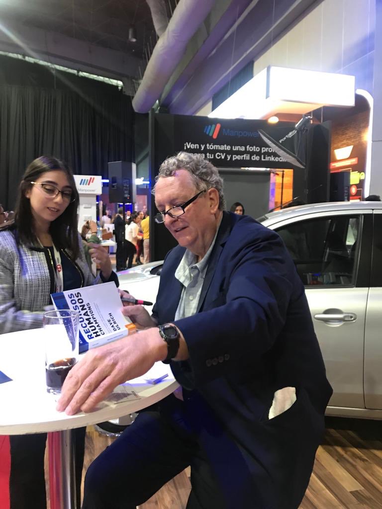 ManpowerEventos's tweet photo. Firma de libros con @dave_ulrich en nuestro stand en el evento @wobi_es @ManpowerMeCA https://t.co/CX0Xw3a7mg