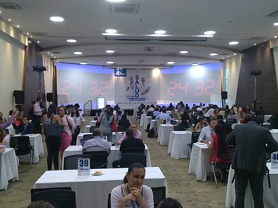 Hoy en el segundo día del #4toforosalud organizado por la <a href="/CCBucaramanga/">Cámara de Comercio de Bucaramanga</a> . Hoy en la exitosa #1raruedadenegocios conociendo empresas increíbles a quienes esperamos ayudar a prepararse para mercados internacionales.