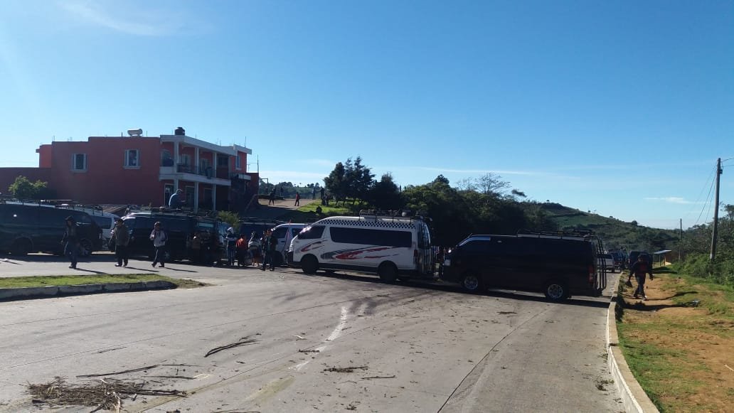 TVOXELA's tweet photo. #BloqueosGT

Continua bloqueo km 117 ruta Interamericana Las Trampas, Chichicastenango, Quiché, por transportistas que dicen no se retirarán del lugar hasta conocer el resultado de la citación del Ministro de @CIVguate 
al congreso sobre el tema de las carretera https://t.co/ujwvZlb29p