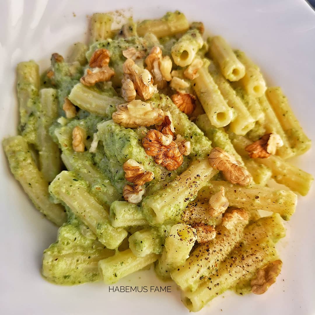 HabemusFame's tweet photo. Se dico maccheroncini con crema di #zucchine #pecorino e noci qualcuno se la prende a male? #habemusfame https://t.co/CnHX07bowJ