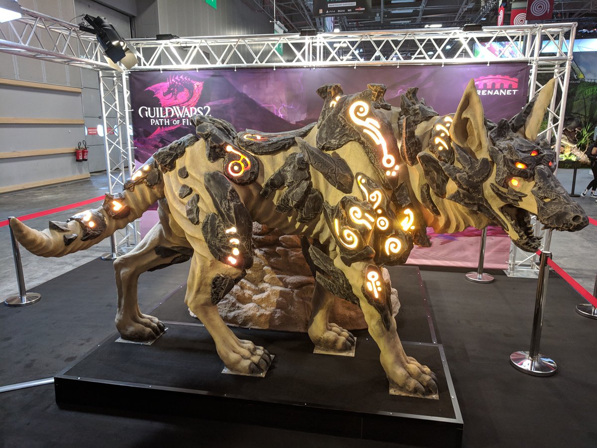 GuildWars2_ES's tweet photo. Presentamos nuestra estatua de montura europea: Jean-Luc, el chacal. Podéis montarlo en la #PGW (Pabellón 1 A 020). RT y seguid este tuit para entrar en el sorteo de 2 códigos de 1200 gemas. Tiempo límite: mañana a las 09:00 CEST (00:00 PT). Eligiremos a 2 ganadores al azar #GW2 https://t.co/lQ6BSbJcxJ