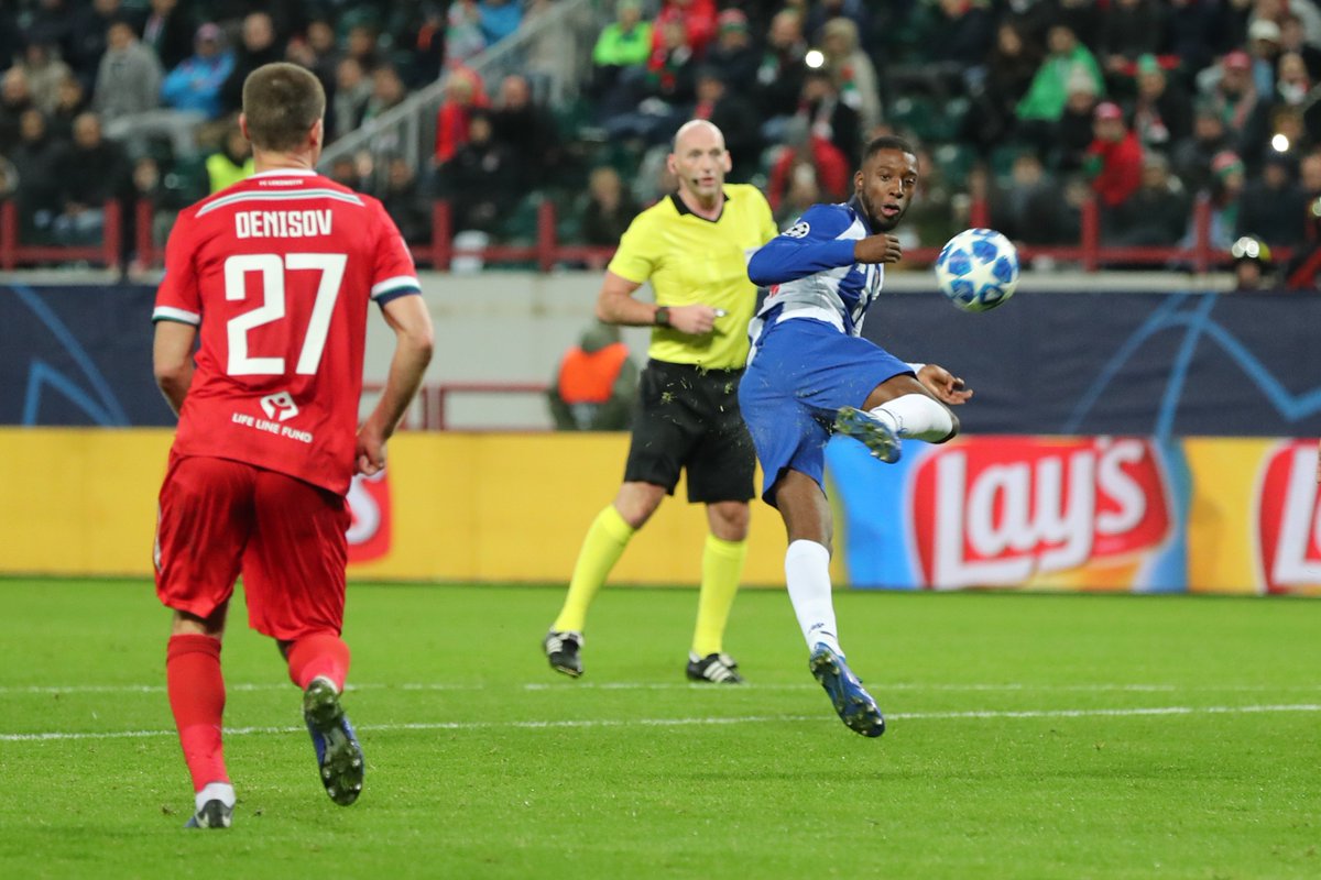 FCPorto's tweet photo. Estreia de Bazoer na UEFA Champions League 🔵⚪👏👏
#FCPorto #FCLFCP #UCL https://t.co/ij26XS2kSX