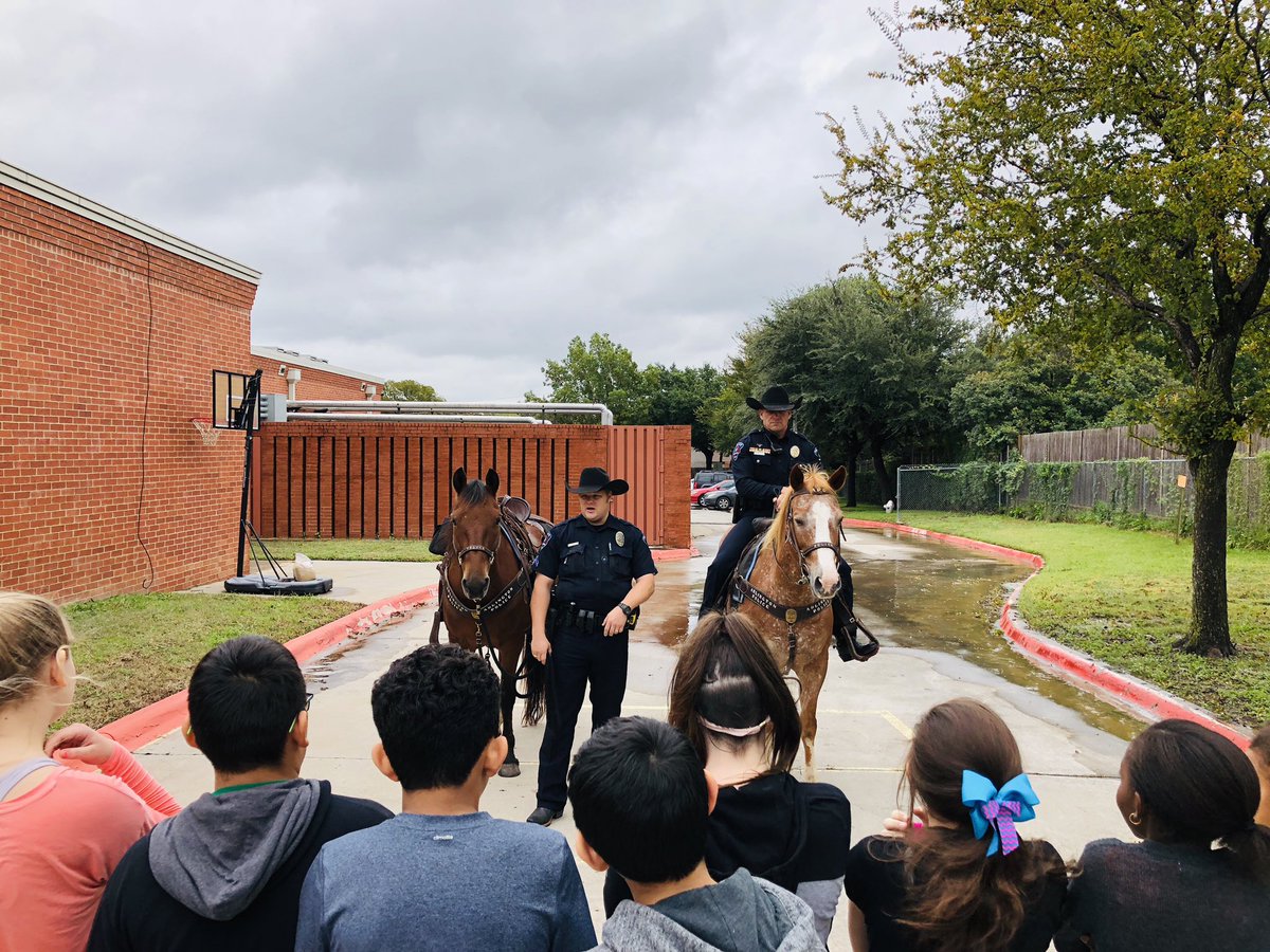 AMaresAISD's tweet photo. Career Day @CoreyFADL @ArlingtonPD @ArlingtonChief https://t.co/oFdMH6OojA