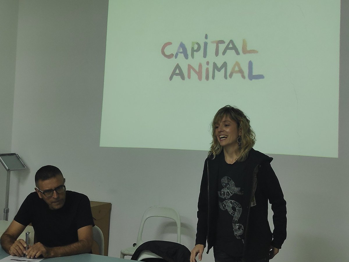 PromociondeArte's tweet photo. En el taller #AVerSiNosAclaramos... #CompromisoAnimal @RafaelDoctorr reflexiona sobre su condición de activista #animalista, desde sus orígenes en un pueblo de La Mancha, en una familia de cazadores y pastores, y cómo ha ido evolucionando hasta lo que es hoy. https://t.co/rvcM5RpHGt