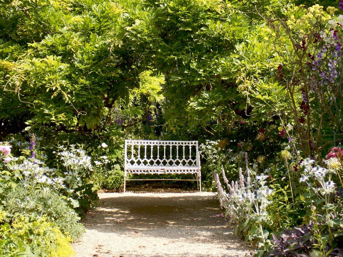 🤔 wouldn’t you just love to be sitting here today ? 
#cotswolds #instabritain #england🇬🇧 #vacationgoals #englishcountrygarden #visitbritain #uktrip #tripplanning #vacation2019 #vacation #travel #bespoketravel