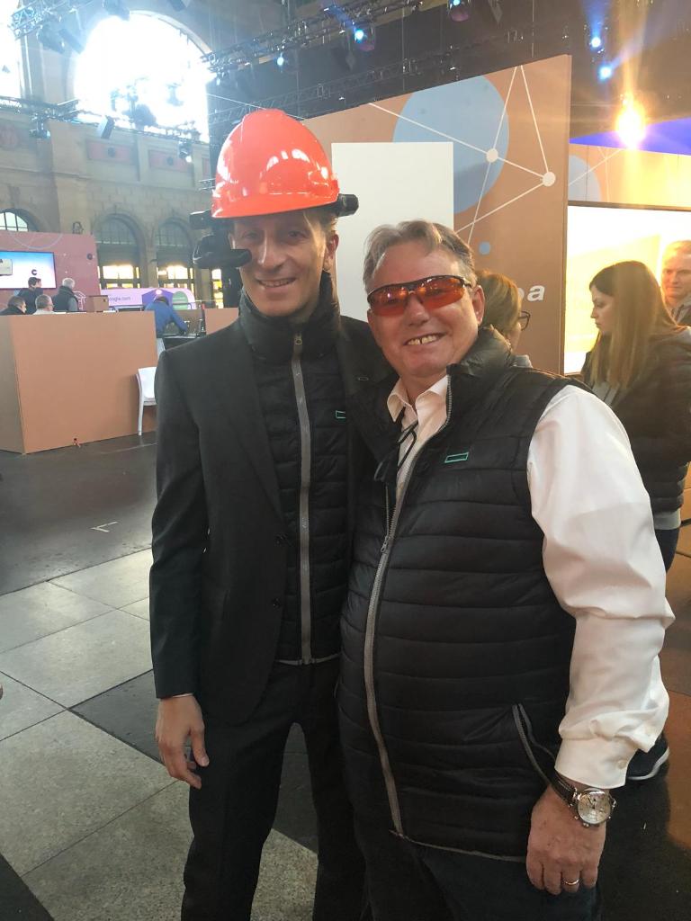 HPE_DE's tweet photo. HPE MD @carlogiorgi_ ist beim #SwissDigitalDay am HPE-Stand ebenfalls vor Ort sowie im VIP-#DigitalTrain mit @alain_berset vertreten, um sich über die #Digitalisierung und Gestaltung unserer Zukunft auszutauschen. Unser Fokus liegt heute auf #Arbeit40: https://t.co/C7GvLV4mXL https://t.co/3GpbUuo51J