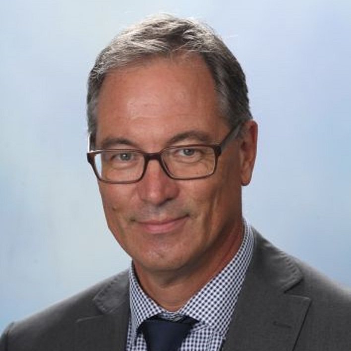 In Memoriam
Met verslagenheid hebben wij kennis genomen van het overlijden van Cees Vader. Hij is op vrijdag 19 oktober op 60-jarige leeftijd thuis overleden aan een hartstilstand. Cees Vader was op de IVA een zeer geliefde collega, docent, mentor en vriend.