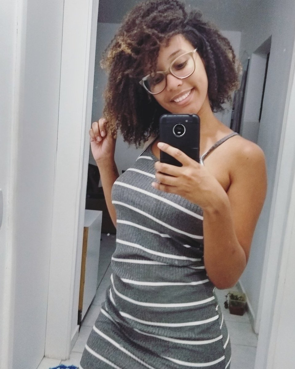 tatahmayra's tweet photo. Ter cabelo cacheado é, geral amar no Facebook e olha torto na rua. Solta o cabelo e prenda o preconceito 👏🏽🦁🍃
#amomeuscachos #supercacheada #blackbolado #negra #preta #dacor #cacheadasim https://t.co/JV4Njwsplg