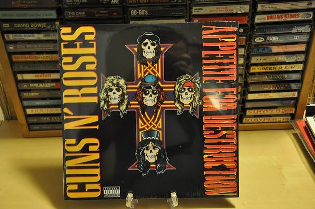 AllSalesVinyl's tweet photo. One of Slash’s first memories was being tucked up in bed by David Bowie. His mother had an affair with Bowie while she was a costume designer who worked on 1976’s The Man Who Fell To Earth.
#vinylcollection #album #music #vinyl #vinylcollection #music #r… https://t.co/BL0fThNoTf https://t.co/vlAZ4cIOFF