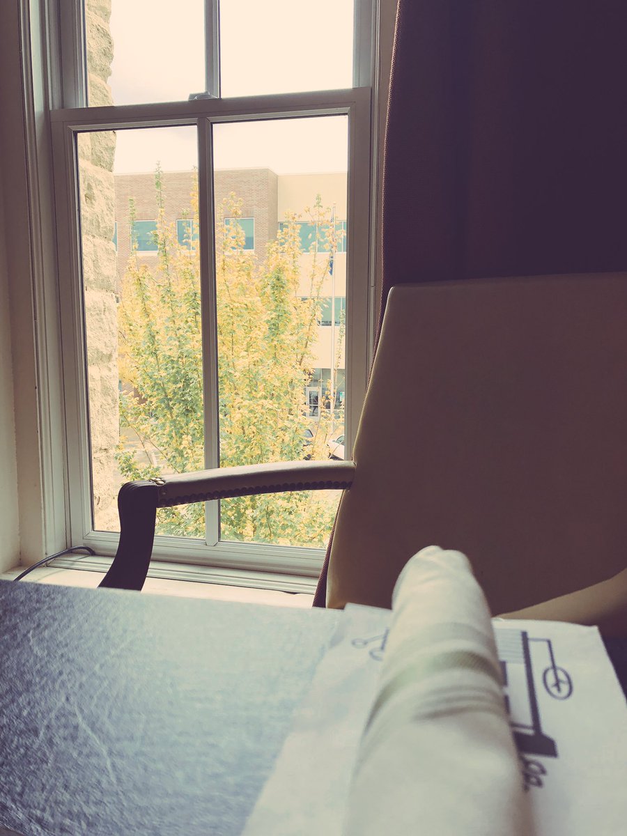 Dasharyl's tweet photo. This empty seat is gold. At my favorite #TopCity food digs having a #datewithself. Can’t help but admire the beautiful work Fall is doing on the leaves outside. ❤️ https://t.co/pg1LfF7D7V