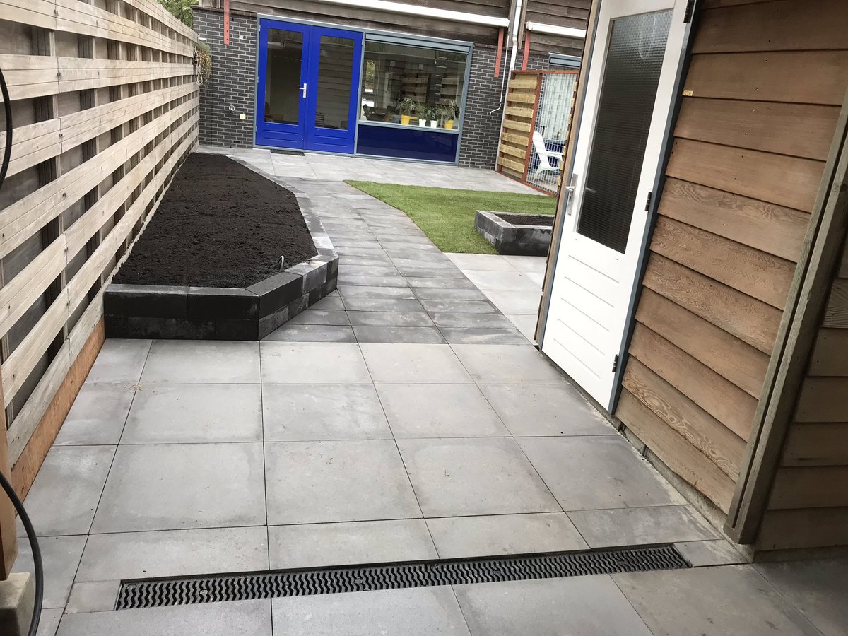 MarcoOlieman's tweet photo. Mooie tuinrenovatie in Waddinxveen. #schuttingzetten #bestrating #bloembakken #grasmatten #tevredenklant #mooiwerk https://t.co/6elTCI62cP