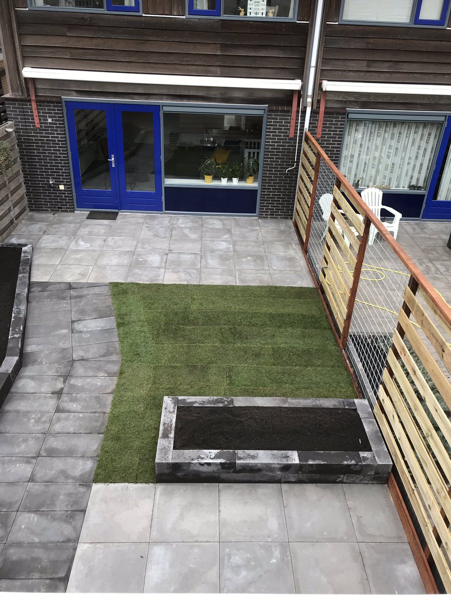 MarcoOlieman's tweet photo. Mooie tuinrenovatie in Waddinxveen. #schuttingzetten #bestrating #bloembakken #grasmatten #tevredenklant #mooiwerk https://t.co/6elTCI62cP