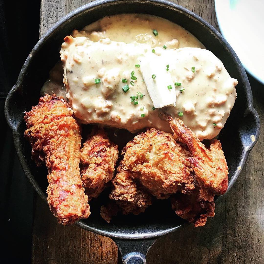thelocalpeasant's tweet image. #FriedChicken &amp;amp; #Biscuits.
—
📷: @karandang #localpeasant #staylocal #goodeats #brunch #yummy
