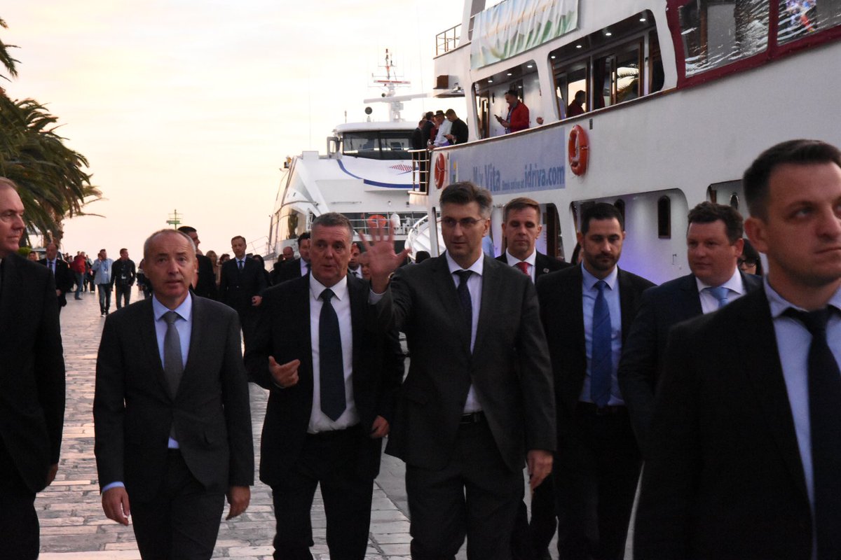 VladaRH's tweet photo. U prigodi manifestacije “Zaplovimo Panonskim morem”, predsjednik #VladaRH @AndrejPlenkovic obišao je brod na kojem je predstavljena turistička ponuda istočne Hrvatske. #turizam #DHT2018 https://t.co/WM5HIQ0jof