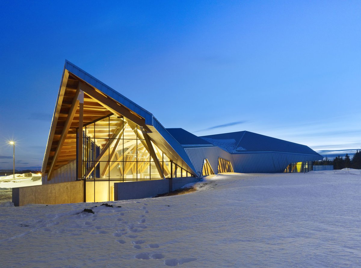 StructureCraft's tweet image. On this #tbt, we look at one of our favourite #complexgeometry structures, the @CurrieMuseum. Exposed timber beams & struts, all designed as a metaphorical reference to the dinosaur bones that populate the #museum bit.ly/dinosaur-museum #timberengineer #timberdesign @TeepleArch