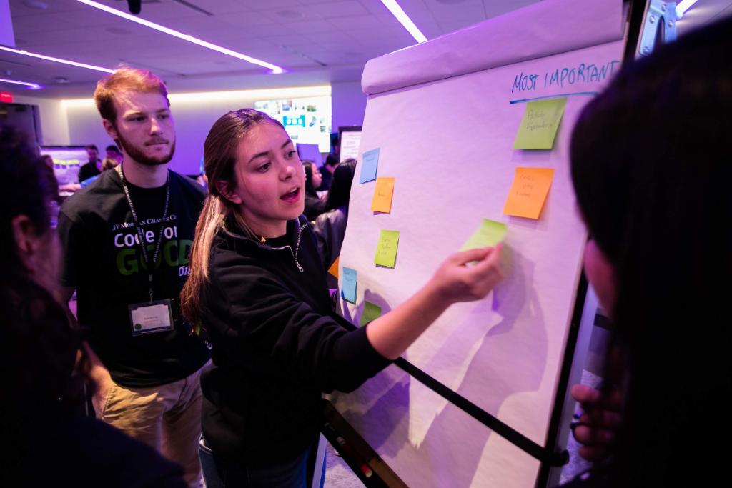 jpmorgan's tweet image. Over 80 student coders worked with $JPM technologists to help nonprofits @OhioGuidestone and Refuge Hub. Here's a peak at them developing their ideas at our #CodeForGood challenge in #Ohio.